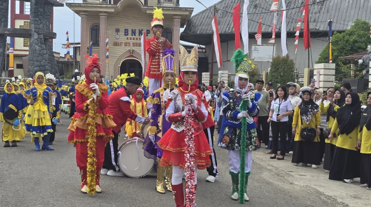 Parade Lomba Drumband Sambut HUT Ke-81 Kemri di Kota Gunungsitoli