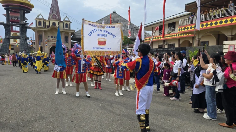 Parade Lomba Drumband Sambut HUT Ke-81 Kemri di Kota Gunungsitoli