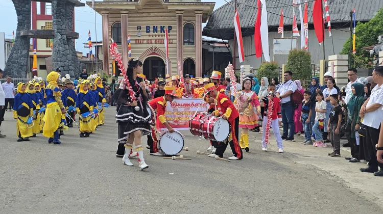 Parade Lomba Drumband Sambut HUT Ke-81 Kemri di Kota Gunungsitoli