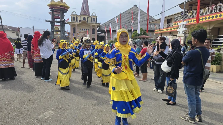 Parade Lomba Drumband Sambut HUT Ke-81 Kemri di Kota Gunungsitoli