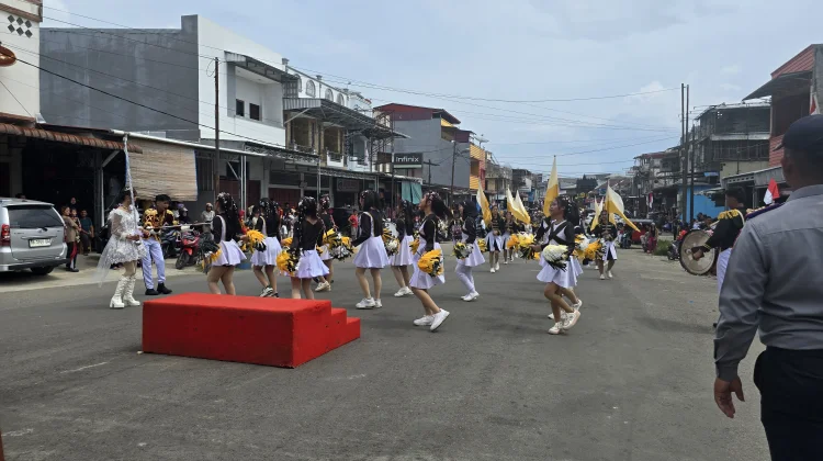Parade Lomba Drumband Sambut HUT Ke-81 Kemri di Kota Gunungsitoli