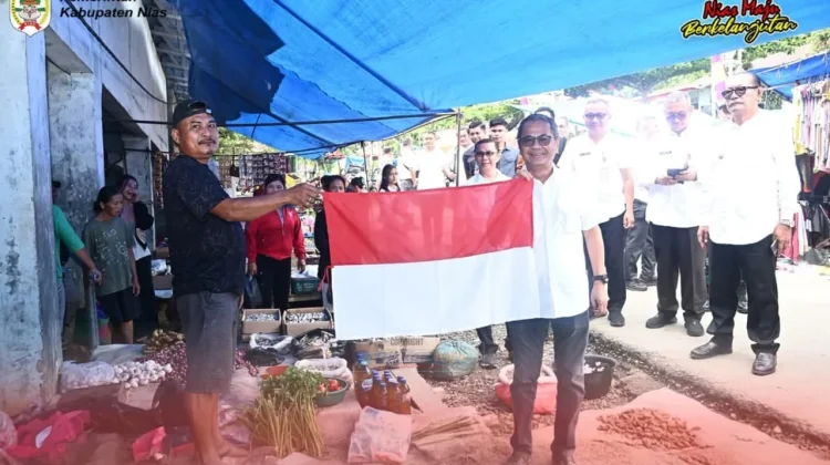 Bupati Nias Bagikan Bendera Merah Putih di Pekan Tetehosi Kecamatan Idanogawo