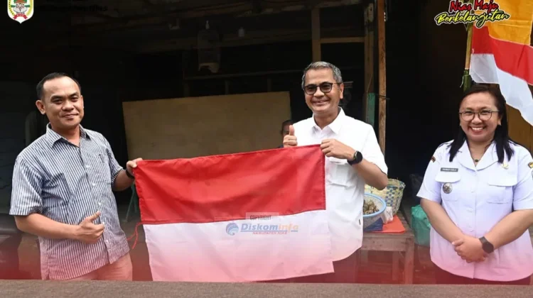 Bupati Nias Bagikan Bendera Merah Putih di Pekan Tetehosi Kecamatan Idanogawo