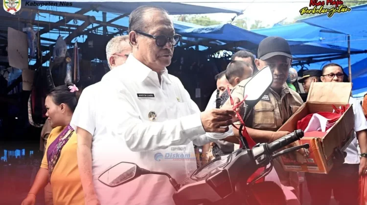 Bupati Nias Bagikan Bendera Merah Putih di Pekan Tetehosi Kecamatan Idanogawo