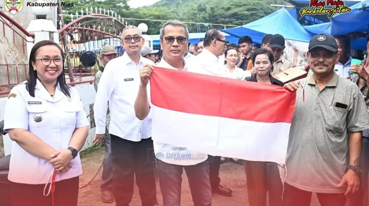 Bupati Nias Bagikan Bendera Merah Putih di Pekan Tetehosi Kecamatan Idanogawo