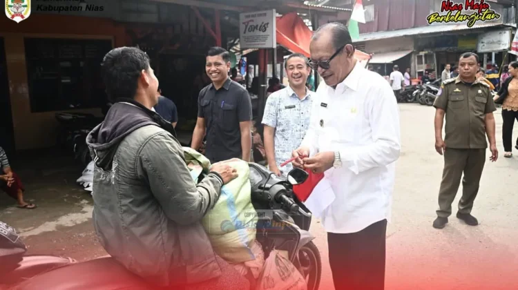 Bupati Nias Bagikan Bendera Merah Putih di Pekan Tetehosi Kecamatan Idanogawo