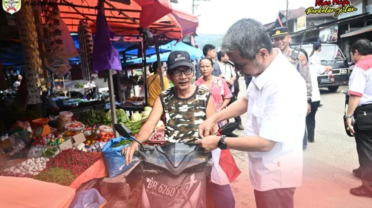 Bupati Nias Bagikan Bendera Merah Putih di Pekan Tetehosi Kecamatan Idanogawo