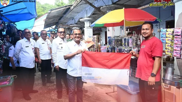 Bupati Nias Bagikan Bendera Merah Putih di Pekan Tetehosi Kecamatan Idanogawo