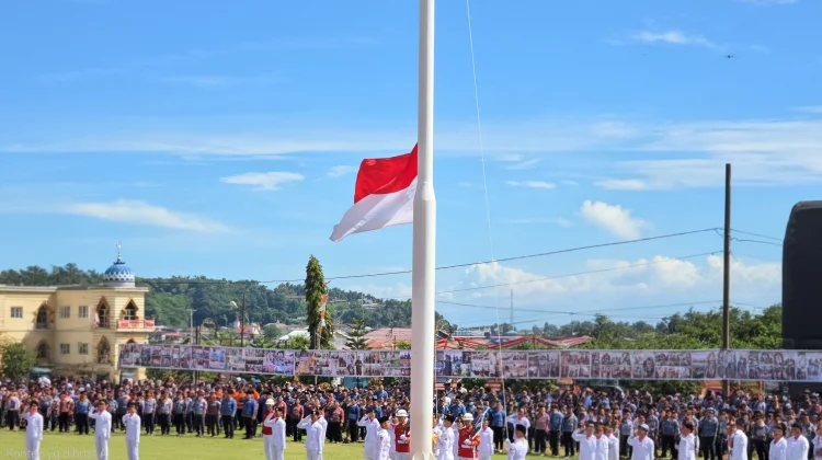 Pengibaran Bendera Merah Putih oleh Paskibraka Kota Gunungsitoli