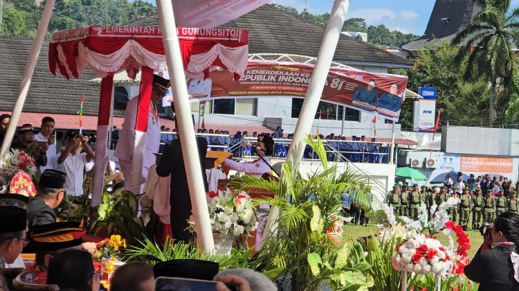Pengibaran Bendera Merah Putih oleh Paskibraka Kota Gunungsitoli