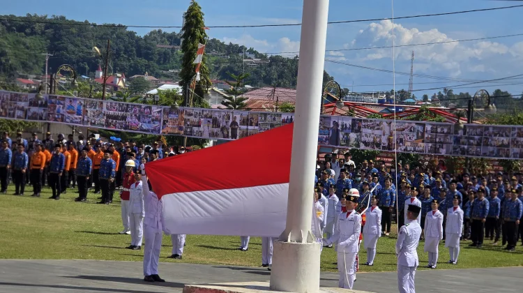 Pengibaran Bendera Merah Putih oleh Paskibraka Kota Gunungsitoli