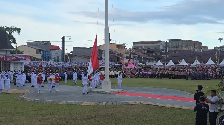 Penurunan Bendera di Lapangan Merdeka Gunungsitoli