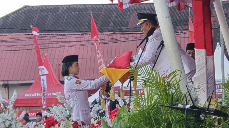 Penurunan Bendera di Lapangan Merdeka Gunungsitoli