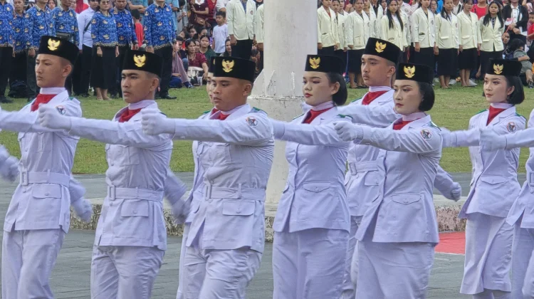 Penurunan Bendera di Lapangan Merdeka Gunungsitoli