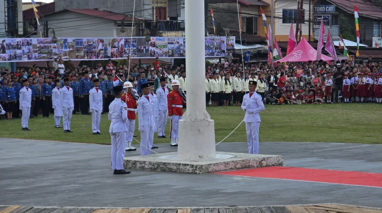 Penurunan Bendera di Lapangan Merdeka Gunungsitoli