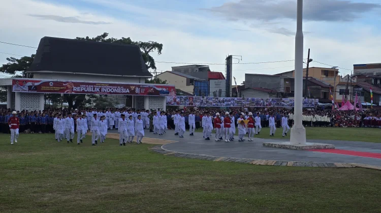 Penurunan Bendera di Lapangan Merdeka Gunungsitoli