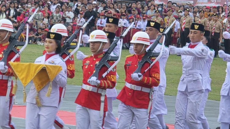 Penurunan Bendera di Lapangan Merdeka Gunungsitoli