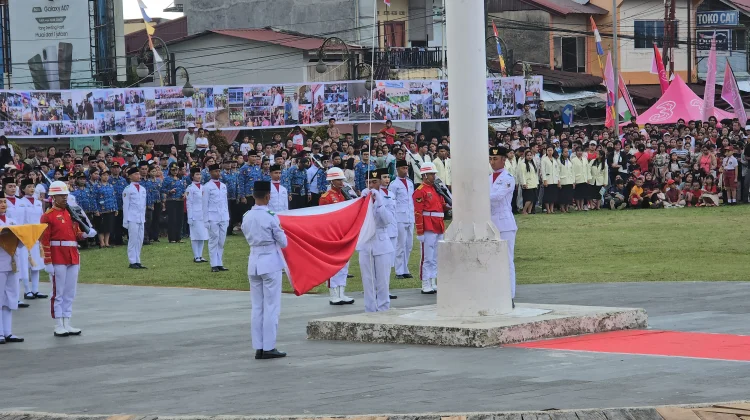 Penurunan Bendera di Lapangan Merdeka Gunungsitoli