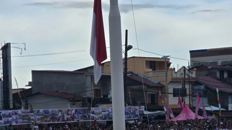 Penurunan Bendera di Lapangan Merdeka Gunungsitoli