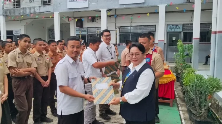 Ikut Lomba HUT, Guru dan Siswa Menerima Penghargaan