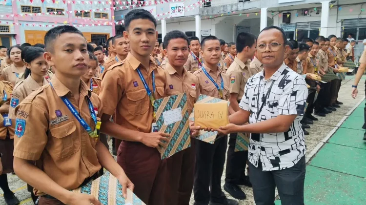 Ikut Lomba HUT, Guru dan Siswa Menerima Penghargaan