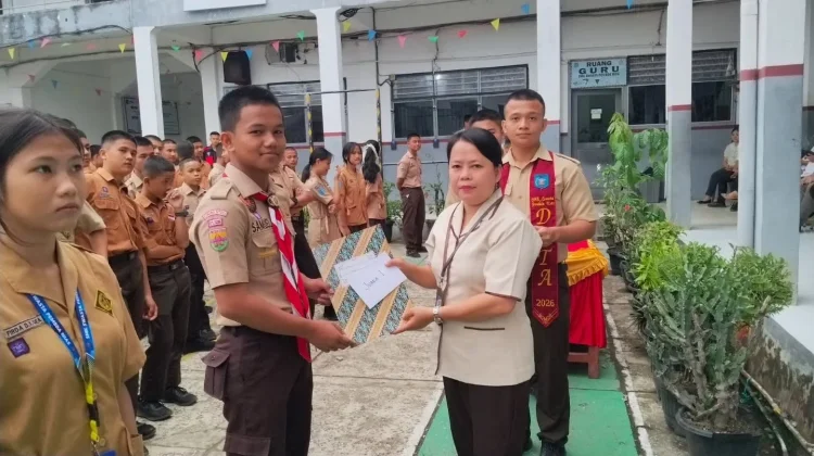 Ikut Lomba HUT, Guru dan Siswa Menerima Penghargaan