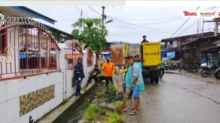 Cegah Banjir, Pemkab Nias dan Warga Korver Bersihkan Drainase