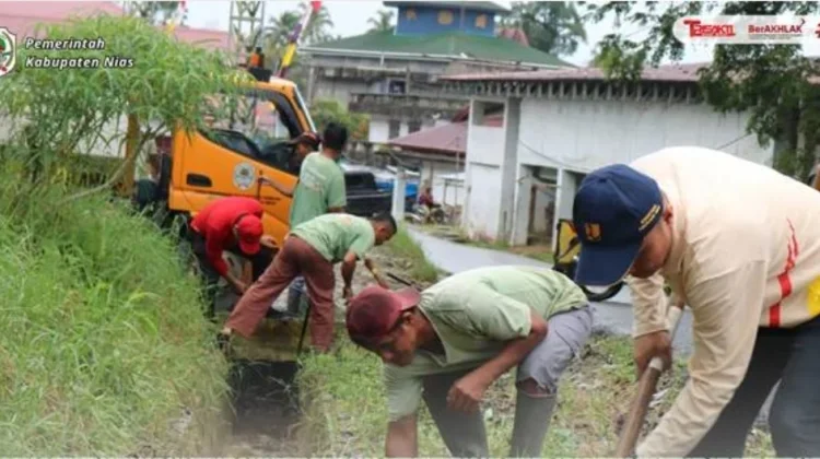 Cegah Banjir, Pemkab Nias dan Warga Korver Bersihkan Drainase