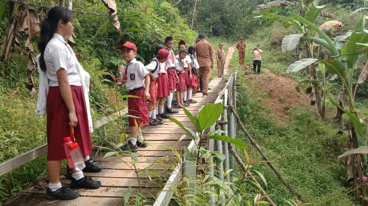 Guru Pelajar hingga Warga Meminta Pembangunan Jembatan