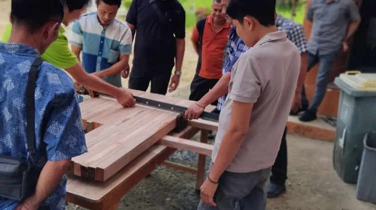 Pelaku UMKM Dilatih Pembuatan Kursi Pengantin