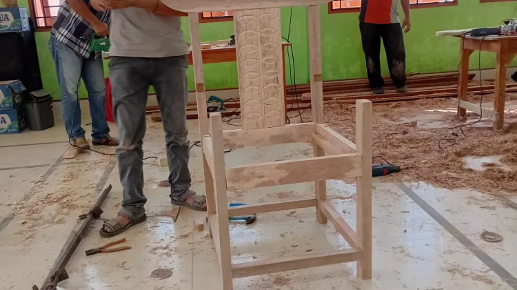 Pelaku UMKM Dilatih Pembuatan Kursi Pengantin