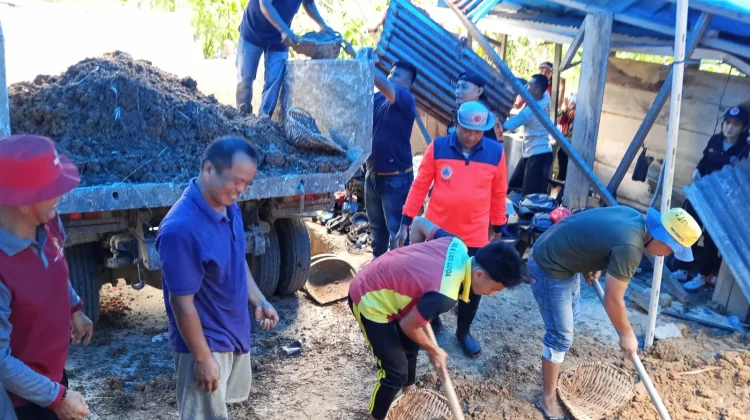 Gotong royong Membersihkan Material Longsor di Desa Fadoro You