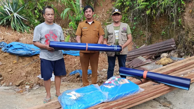Gotong royong Membersihkan Material Longsor di Desa Fadoro You