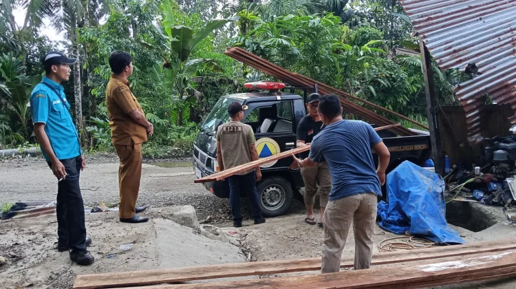 Gotong royong Membersihkan Material Longsor di Desa Fadoro You