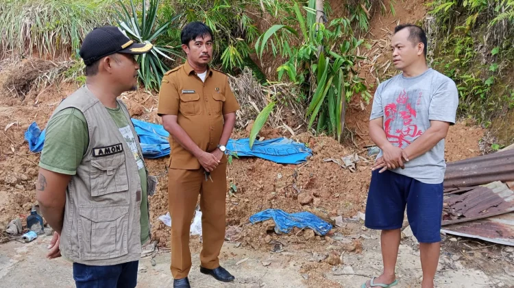 Gotong royong Membersihkan Material Longsor di Desa Fadoro You