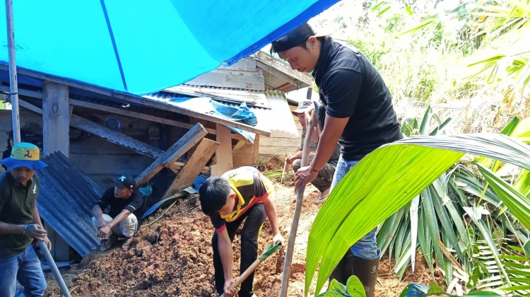 Gotong royong Membersihkan Material Longsor di Desa Fadoro You