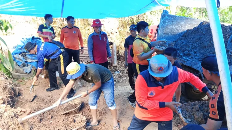 Gotong royong Membersihkan Material Longsor di Desa Fadoro You