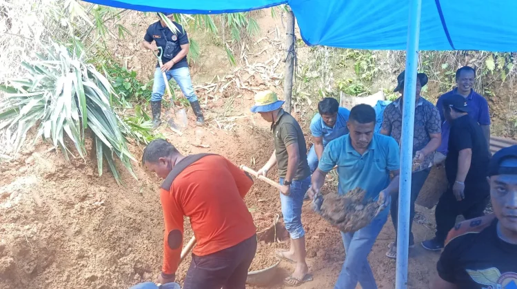 Gotong royong Membersihkan Material Longsor di Desa Fadoro You