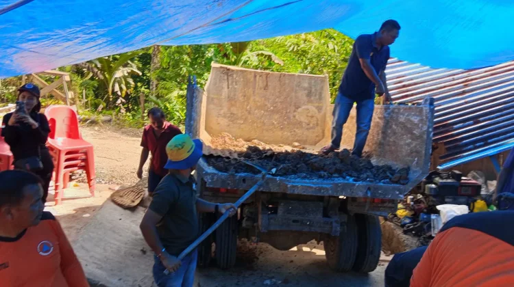 Gotong royong Membersihkan Material Longsor di Desa Fadoro You