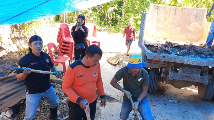 Gotong royong Membersihkan Material Longsor di Desa Fadoro You