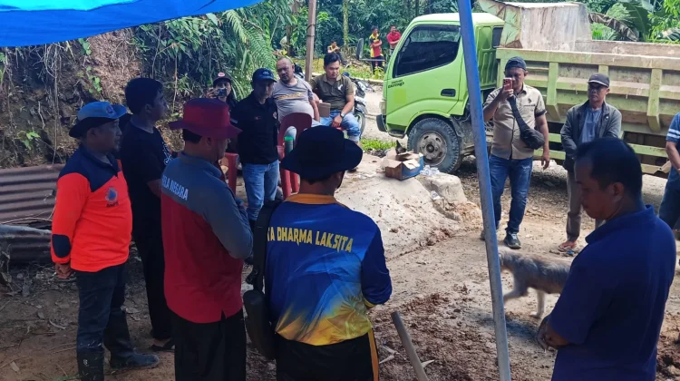 Gotong royong Membersihkan Material Longsor di Desa Fadoro You