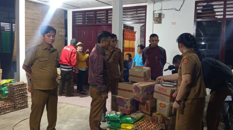 Pemkab Nias Barat Salurkan Bantuan kepada Warga Terdampak Banjir