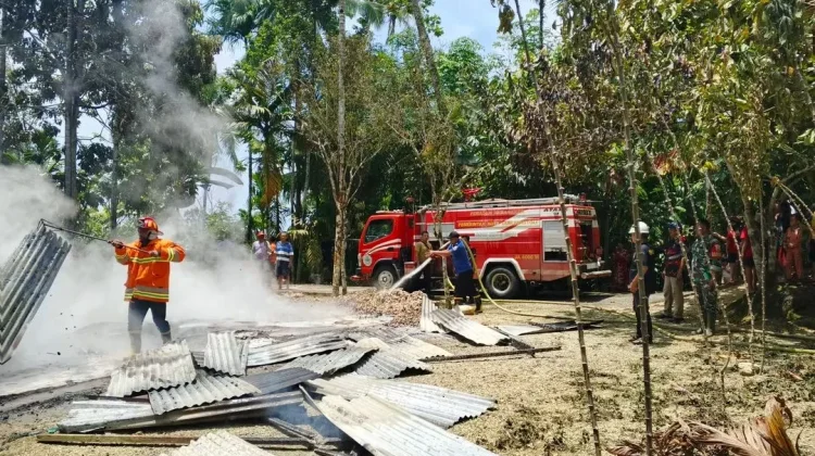 Kebakaran Rumah Milik Lansia di Desa Simandraölö,