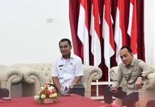 Sekda Nias Sambut Wakil Menteri Ketenagakerjaan RI di Bandara Binaka