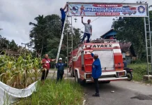 Pemasangan Spanduk Call Center Pemadam Kebakaran Kota Gunungsitoli