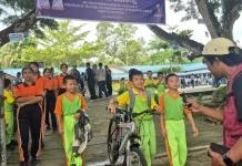 Senangnya Amran Mendapat Sepeda dari Pak Menteri Pendidikan