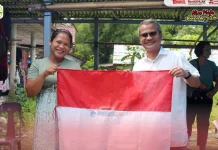 Pembagian Bendera Merah Putih di Pekan Hiliweto Gido