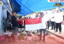 Bupati Nias Bagikan Bendera Merah Putih di Pekan Tetehosi Kecamatan Idanogawo