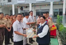 Ikut Lomba HUT, Guru dan Siswa Menerima Penghargaan