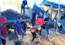 Gotong royong Membersihkan Material Longsor di Desa Fadoro You